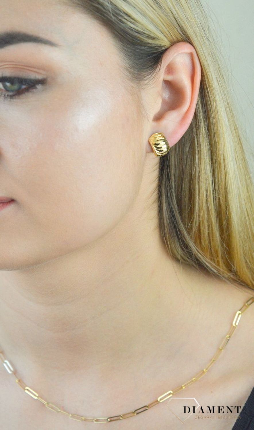 Kolczyki złote grawerowane blaszki KL 4115C. Delikatne złote kolczyki na angielskie zapięcia wykonane są z 14-karatowego złota idealnie będą prezentowały się do codziennego użytku. Idealny prezent na każdą.png